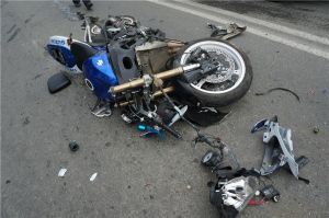 23-летний парень и его пассажир передвигались без шлемов. Стали известны подробности аварии с участием мотоцикла (фото)