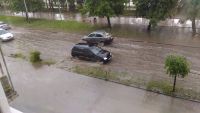 Улицы Нижнего Тагила затоплены сильным непрекращающимся дождем: ливневых колодцев не хватает