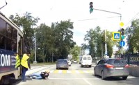 Пьяный мужчина напал на вагоновожатую трамвая, но женщина дала отпор обидчику (видео)