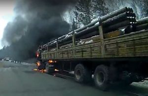 Тягач сгорел на трассе Екатеринбург — Нижний Тагил (видео)