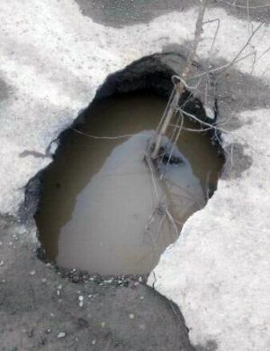 «В яму высыпали 20 тонн щебня, но он провалился». Провал грунта на ВМЗ никак не могут устранить
