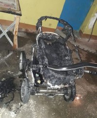 В многоэтажке Нижнего Тагила неизвестные подожгли детскую коляску