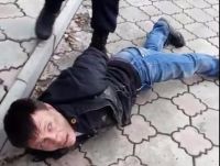 На Вагонке пьяный мужчина обматерил полицейских и оголил гениталии (видео)