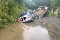 Суровые тагильские дороги: машина ГИБДД провалилась в канаву (фото)