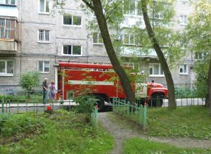Пьяная женщина устроила пожар в пятиэтажке на Вагонке