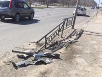 Пьяная автолюбительница на иномарке снесла металлические ограждения на Вагонке