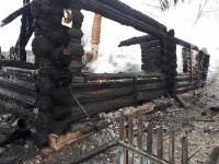Под Нижним Тагилом односельчане спасли из огня пенсионерку, которая не заметила, что её дом горит (фото)