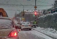 У водителя случился приступ: «Волга» врезалась в ограждение в центре Нижнего Тагила