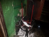 Тагильские пожарные под бой курантов тушили детскую коляску и санки в подъезде (фото)