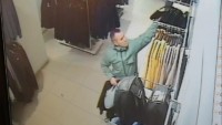 Полиция разыскивает похитителя курток и рубашек из магазина в центре Нижнего Тагила (фото)