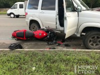 В Нижнем Тагиле внедорожник сбил женщину на мотоцикле (фото)