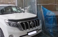 В Нижнем Тагиле сотрудник официального дилера Toyota разбил внедорожник клиента, врезавшись в витрину автосалона (фото)