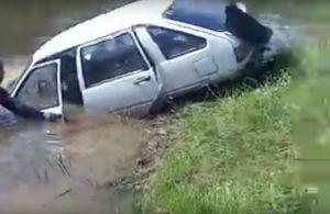 Спасательная служба опубликовала видео подъёма машины самоубийцы из пруда под Нижним Тагилом