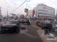 ДТП в центре Нижнего Тагила: от удара иномарку выбросило на тротуар (фото)