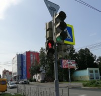 Новый режим работы светофоров на пересечении улиц Карла Маркса и Красноармейской вызвал непонимание у пешеходов и водителей