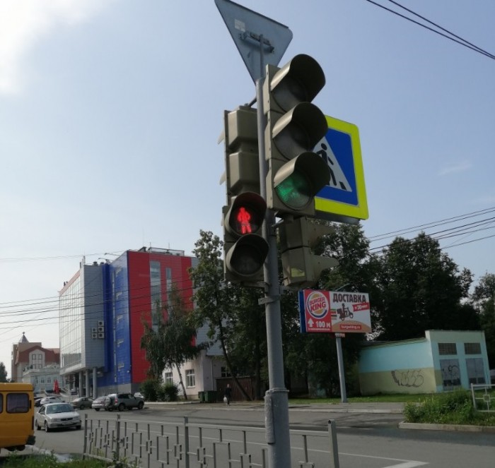 Новый режим работы светофоров на пересечении улиц Карла Маркса и Красноармейской вызвал непонимание у пешеходов и водителей