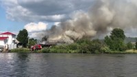 В Нижнем Тагиле сгорел дом у маяка на Тагильском пруду (видео)
