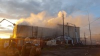 Пожарные уже сутки тушат здание хладокомбината в Нижнем Тагиле: тлеет торфяной утеплитель, воздух проверяют каждые два часа