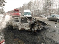 Водитель скончался на месте. Volkswagen Polo сгорел дотла после столкновения на встречке под Нижним Тагилом (фото)