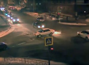 Хотел проскочить на желтый: в центре города Мазда въехала в Форд (видео)