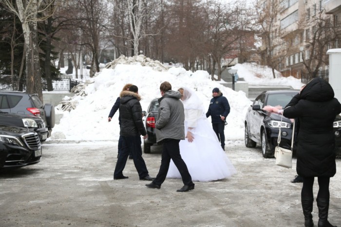 Свадебный подарок от тагильских коммунальщиков: большая куча серого снега у ЗАГСа в центре Нижнего Тагила (фото)