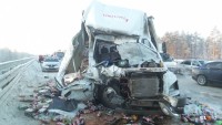 На Серовском тракте грузовик врезался в снегоуборщик. Один человек погиб (фото)