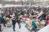 Минута молчания и сотни белых шаров в небе: Нижний Тагил поддержал Кемерово (фото, видео)