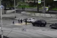 Решил проскочить на красный: появилось видео как таксист на Daewoo Nexia сбил школьницу на «зебре»