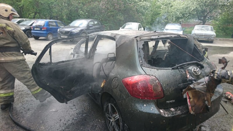 В Нижнем Тагиле сгорел легковой автомобиль (видео)