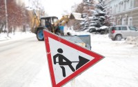 Противогололедным материалом дороги Нижнего Тагила уже обрабатывают, но снег вывозить пока не будут