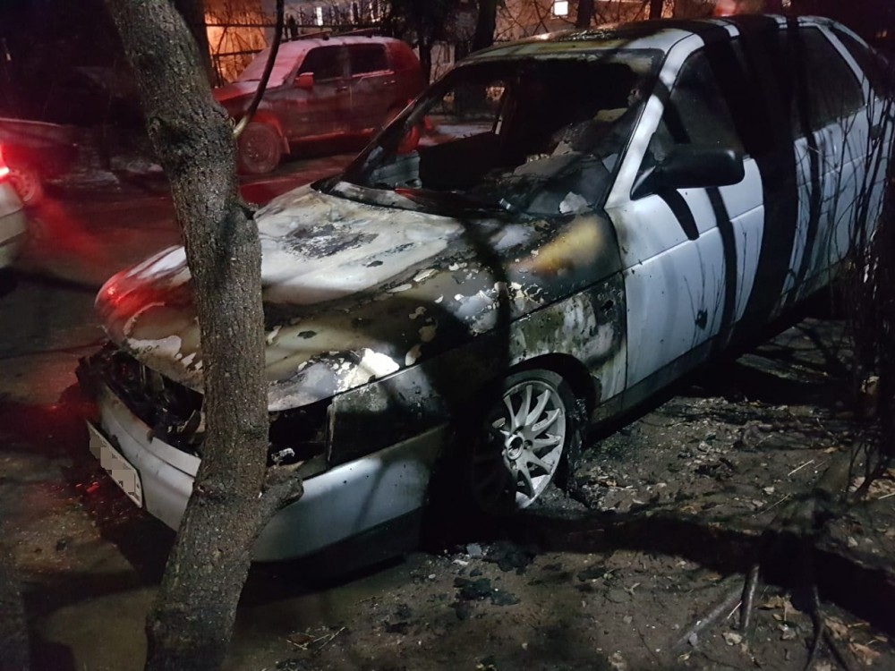 В Нижнем Тагиле сожгли два автомобиля. Они были припаркованы на расстоянии 100 метров и загорелись одновременно (фото)