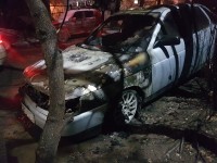 В Нижнем Тагиле сожгли два автомобиля. Они были припаркованы на расстоянии 100 метров и загорелись одновременно (фото)