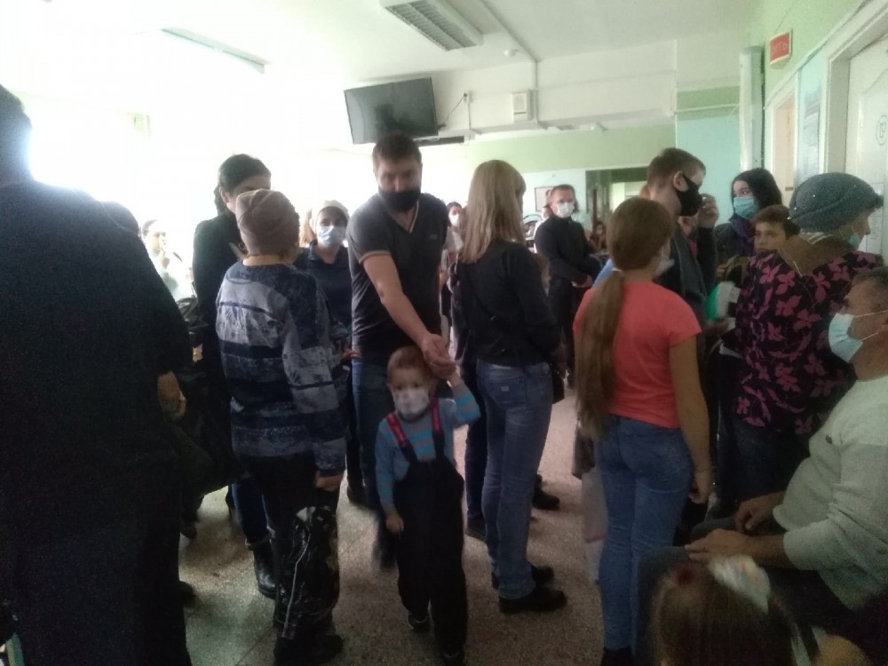 Куйвашев отреагировал на гигантские очереди в детских поликлиниках