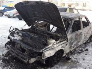 Отечественный автомобиль сгорел в Нижнем Тагиле из-за короткого замыкания (фото)