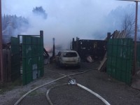 Под Нижним Тагилом в ночном пожаре сгорел жилой дом, баня и автомобиль (фото)