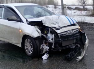 В Нижнем Тагиле водитель цыганской внешности спровоцировал аварию, а затем покинул место ДТП, бросив машину (фото)