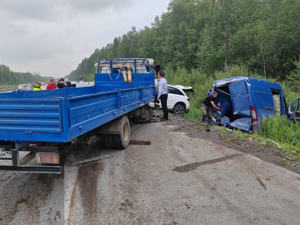 На Серовском тракте грузовик протаранил стоящие на обочине машины и сбил людей