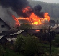 В Черноисточинске 21 пожарный 4,5 часа тушили дом (фото)
