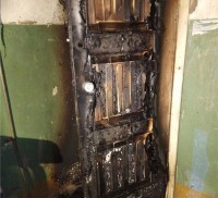 За неделю в Нижнем Тагиле подожгли две двери. В одном случае поджигатели оставили  ритуальный венок