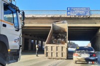 На Серовском тракте водитель самосвала забыл опустить кузов и врезался в мост (фото)