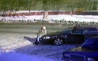 Появилось видео как водитель сбивает своих обидчиков после конфликта в ресторане в Нижнем Тагиле
