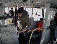 В автобусе Нижний Тагил — Нижняя Салда мужчина избил беременную девушку за то, что она села на его место (видео)