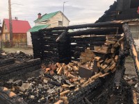 Под Нижним Тагилом в ночном пожаре сгорела баня и пострадали два соседних дома (фото)