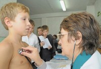 Детям в очках ставят «зрение 100%»: родители недовольны медосмотрами в школах