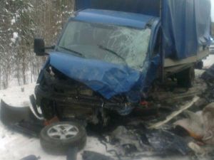 Появились фото и видео с места столкновения Toyota RAV4 и грузовика на трассе Екатеринбург - Серов