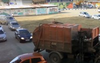 Жители многоквартирного дома на Вагонке возмущены сквозным проездом через их двор, однако администрация не разрешает установку шлагбаума (видео)
