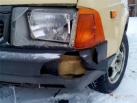 «Там «Боинг» можно посадить». В Нижнем Тагиле автолюбительница разбила бампер и фару «Москвича» и скрылась с места ДТП (видео)