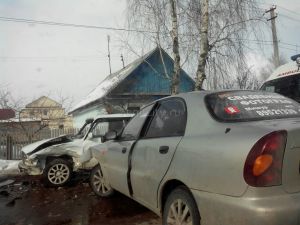 В Нижнем Тагиле Chevrolet и ВАЗ столкнулись на улице Садоводов, есть пострадавшие (фото)