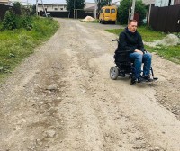 После обращения на прямую линию Путина инвалида-колясочника тагильский мэр предложил посадить дорожников в инвалидные коляски