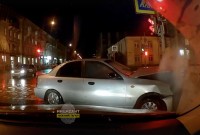 В центре Нижнего Тагила из-за некорректной работы светофора столкнулись две иномарки (видео)